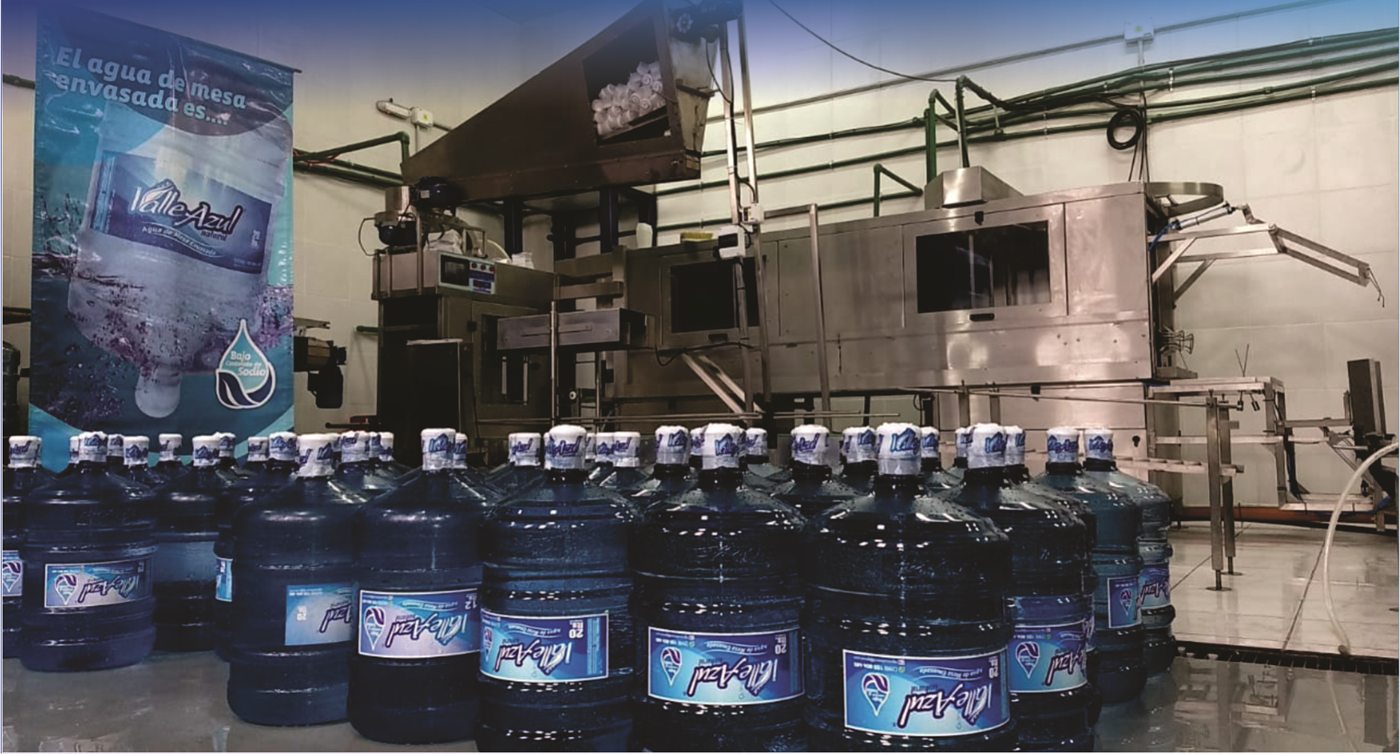 L&iacute;nea de producci&oacute;n y bidones de Agua Valle Azul